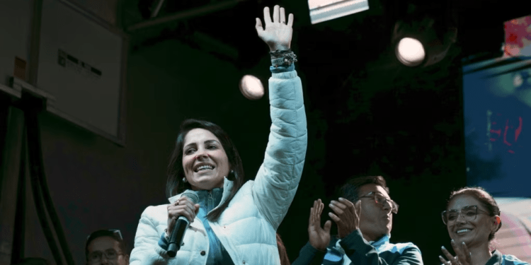 Luisa González, candidata del movimiento Revolución Ciudadana logró el mayor porcentaje de votos en las elecciones de este domingo, pero lejos del 50 % más uno requerido para hacerse de la presidencia. Competirá en segunda vuelta.