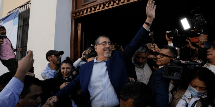 Las proyecciones del Tribunal Supremo Electoral dan a Bernardo Arévalo un triunfo irrefutable en la segunda vuelta presidencial en Guatemala realizada este domingo 20 de agosto.