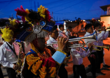 Simpatizantes del Movimiento Semilla marchaban la noche de este jueves en Sumpango, en apoyo a la fórmula presidencial que encabeza Bernardo Arévalo que se coló por sorpresa al balotaje para este domingo. [Foto: AP]