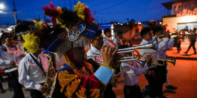Simpatizantes del Movimiento Semilla marchaban la noche de este jueves en Sumpango, en apoyo a la fórmula presidencial que encabeza Bernardo Arévalo que se coló por sorpresa al balotaje para este domingo. [Foto: AP]