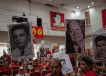 Integrantes del Partido Comunista de Venezuela (PCV) asisten a un acto para denunciar un “asalto” a su organización luego de que el poder judicial nombrara una nueva directiva del partido, en el Teatro Cantaclaro de Caracas el 12 de agosto de 2023. (Foto de Federico PARRA / AFP)
