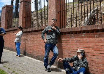 Los residentes se reúnen fuera de sus casas después de que se sintiera un sismo de magnitud 6,3 en Bogotá, Colombia, el jueves 17 de agosto de 2023. El sismo sacudió la capital y otras ciudades importantes el jueves, según informes del Servicio Geológico de Estados Unidos.