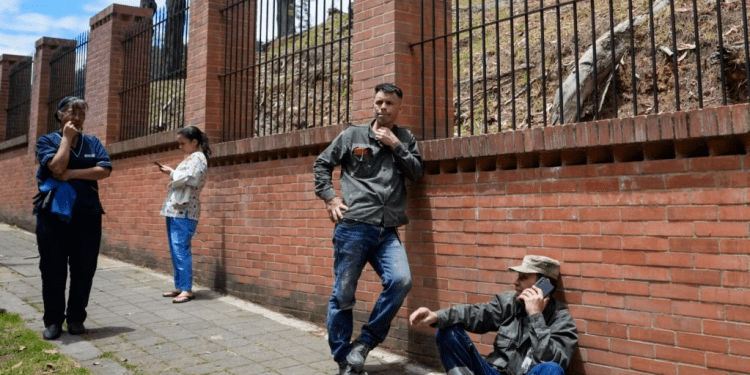 Los residentes se reúnen fuera de sus casas después de que se sintiera un sismo de magnitud 6,3 en Bogotá, Colombia, el jueves 17 de agosto de 2023. El sismo sacudió la capital y otras ciudades importantes el jueves, según informes del Servicio Geológico de Estados Unidos.