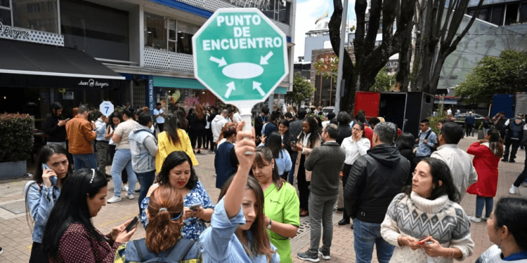 La gente permanece en las calles tras un sismo en Bogotá, el 17 de agosto de 2023. (Foto de Raúl ARBOLEDA / AFP)