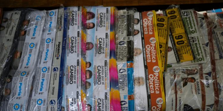 Boletas de repuesto en una mesa de votación durante las elecciones primarias en Buenos Aires, Argentina, el 13 de agosto de 2023.