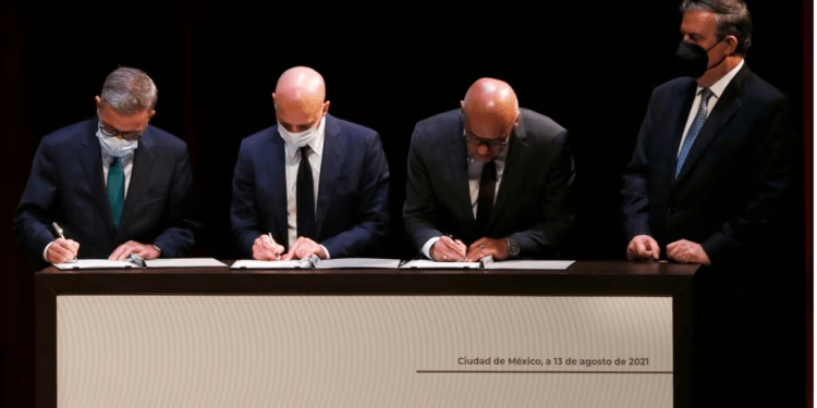 El delegado opositor Gerardo Blyde, el diplomático noruego Dan Nylander, el delegado oficialista Jorge Rodríguez firman el memorando de entendimiento del diálogo sobre Venezuela en Ciudad de México, el 13 de agosto de 2021. Los observa el canciller mexicano Marcelo Ebrard.