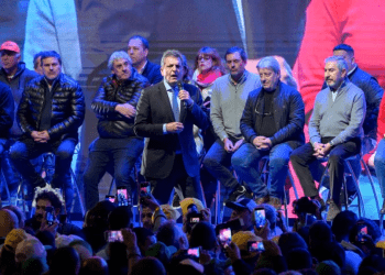 El ministro de Economía argentino, Sergio Massa, precandidato presidencial para las elecciones primarias del domingo, pronuncia un discurso de campaña en Tortuguitas, provincia de Buenos Aires, el 8 de agosto de 2023.