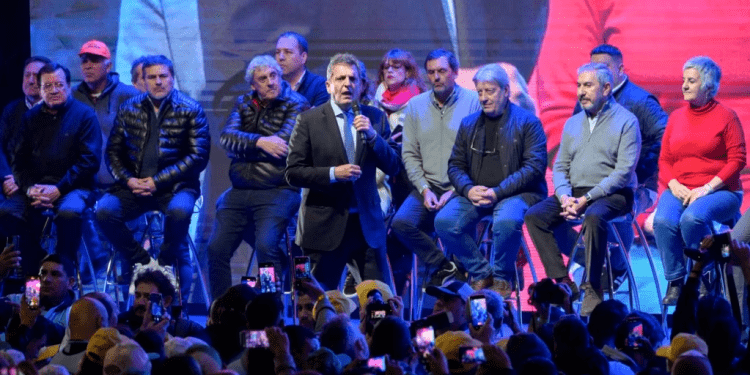 El ministro de Economía argentino, Sergio Massa, precandidato presidencial para las elecciones primarias del domingo, pronuncia un discurso de campaña en Tortuguitas, provincia de Buenos Aires, el 8 de agosto de 2023.