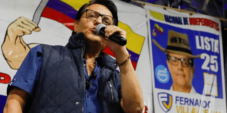 El candidato presidencial ecuatoriano Fernando Villavicencio habla durante un acto de campaña en Quito, Ecuador, 9 de agosto de 2023. REUTERS/Karen Toro