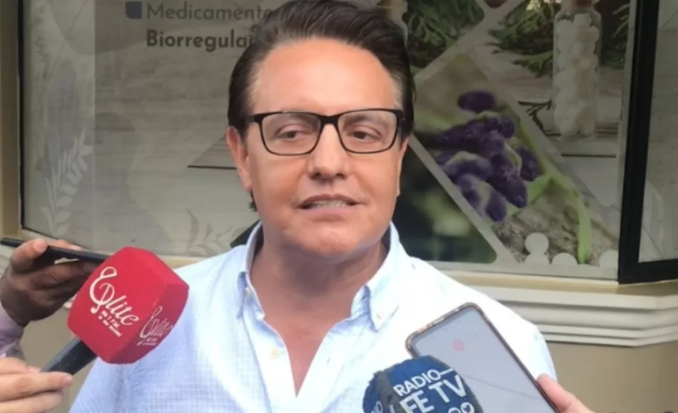 ARCHIVO - El candidato a la presidencia de Ecuador Fernando Villavicencio durante un acto de campaña en Quito.