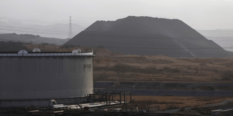 FOTO DE ARCHIVO: Un tanque de petróleo en el complejo industrial José Antonio Anzoátegui de PDVSA, en el estado de Anzoátegui. REUTERS/Carlos García Rawlins