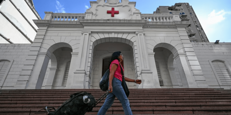 Una mujer pasa frente a la sede principal De la Cruz Roja en Caracas, Venezuela, este sábado 5 de agosto de 2023. Este lunes, se revelaron los nuevos directivos de la junta interventora de la organización, tras decisión judicial.