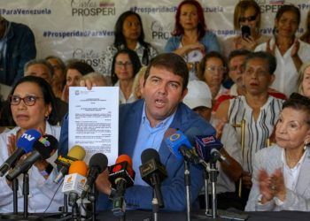 Un fondo de pensiones para los jubilados y pensiones creará el candidato a las primarias de la oposición, Carlos Prosperi al llegar a Miraflores.