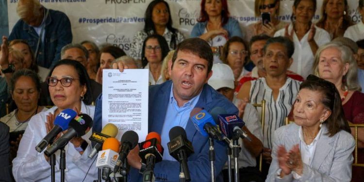 Un fondo de pensiones para los jubilados y pensiones creará el candidato a las primarias de la oposición, Carlos Prosperi al llegar a Miraflores.
