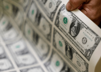 FOTO DE ARCHIVO: Billetes de dólares durante la producción en la Oficina de Grabado e Impresión en Washington. REUTERS/Gary Cameron