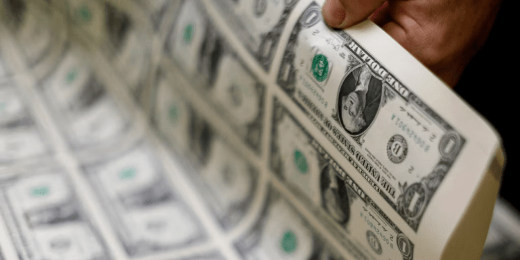 FOTO DE ARCHIVO: Billetes de dólares durante la producción en la Oficina de Grabado e Impresión en Washington. REUTERS/Gary Cameron