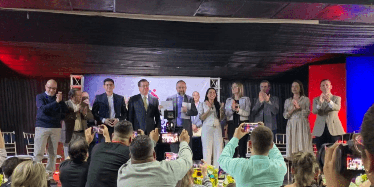 Nueve de los trece candidatos participaron en el acto de la firma, los otros cuatro a través de un video testimonial.