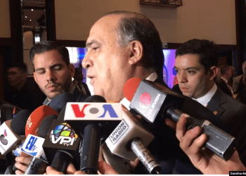 Mario Villarroel Lander, ofrece declaraciones a medios de comunicación durante el 125 aniversario de la Cruz Roja Venezolana.