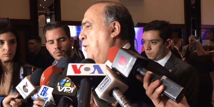 Mario Villarroel Lander, ofrece declaraciones a medios de comunicación durante el 125 aniversario de la Cruz Roja Venezolana.