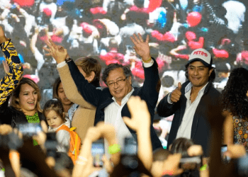 ARCHIVO - El candidato presidencial Gustavo Petro, en el centro, es acompañado por su hijo Nicolás Petro, a la derecha, en la jornada electoral del 29 de mayo de 2022 en Bogotá.