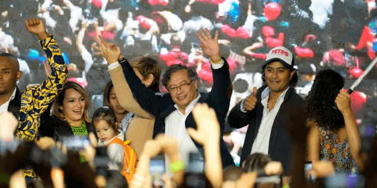 ARCHIVO - El candidato presidencial Gustavo Petro, en el centro, es acompañado por su hijo Nicolás Petro, a la derecha, en la jornada electoral del 29 de mayo de 2022 en Bogotá.