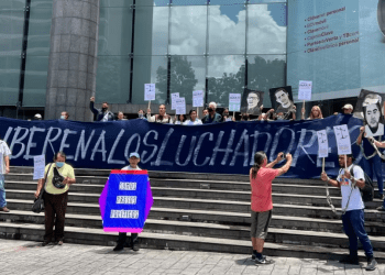 ARCHIVO - Activistas exigen la liberación de los seis dirigente sindicales durante una protesta en Caracas, en agosto del 2022.