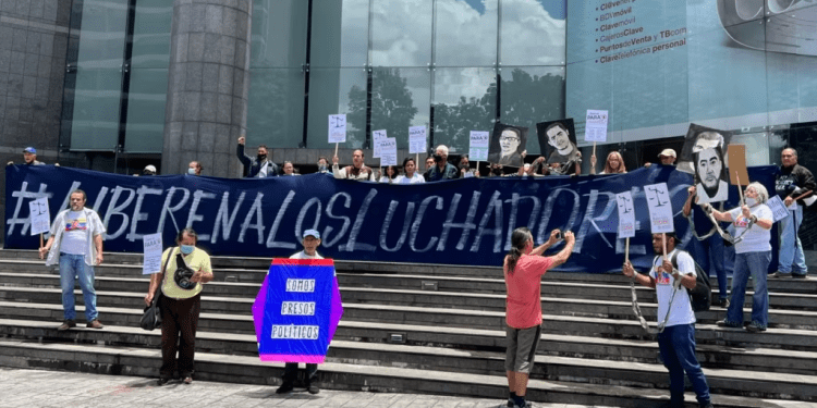 ARCHIVO - Activistas exigen la liberación de los seis dirigente sindicales durante una protesta en Caracas, en agosto del 2022.