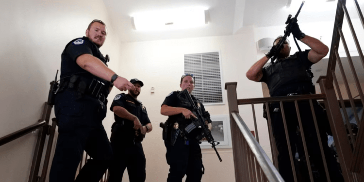 Agentes de las fuerzas de seguridad recorren los pasillos de uno de los edificios de oficinas del Senado, ante la presunta amenaza de un tirador el 2 de agosto de 2023.
