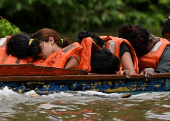 En esta foto de archivo, tomada el 12 de octubre de 2022, un grupo de migrantes venezolanos duerme en su viaje por río en la primera frontera del Darién, en Panamá. Luis ACOSTA / AFP