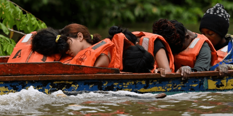 En esta foto de archivo, tomada el 12 de octubre de 2022, un grupo de migrantes venezolanos duerme en su viaje por río en la primera frontera del Darién, en Panamá. Luis ACOSTA / AFP