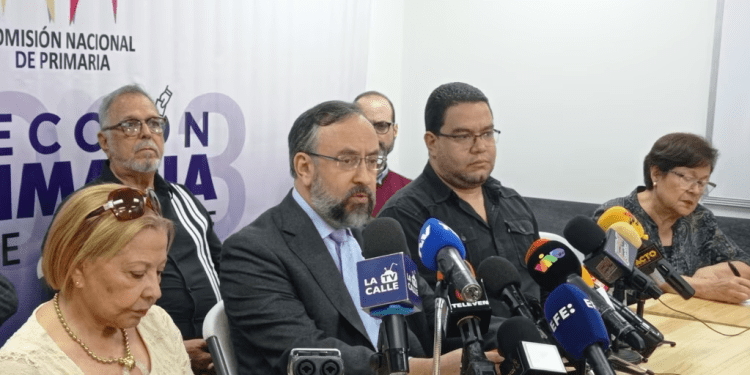 Miembros y asesores de la Comisión Nacional de Primaria ofrecen detalles sobre los avances en los preparativos para el proceso previsto para el 22 de octubre.