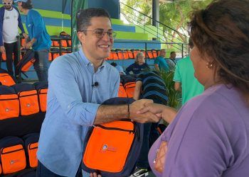 Más de mil 600 kits escolares entregó León Jurado a estudiantes de colegios municipales