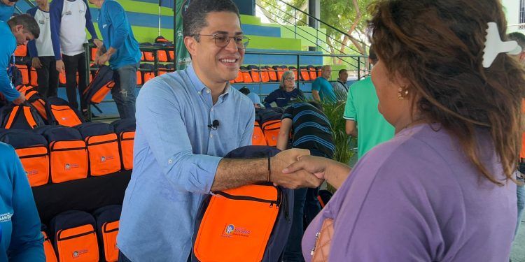 Más de mil 600 kits escolares entregó León Jurado a estudiantes de colegios municipales