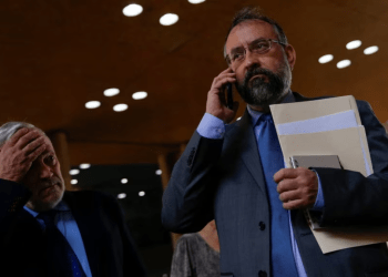 Jesus María Casal, presidente de la opositora Comisión Nacional de la Primaria, sale de una reunión con el CNE, en Caracas, el 25 de septiembre de 2023.