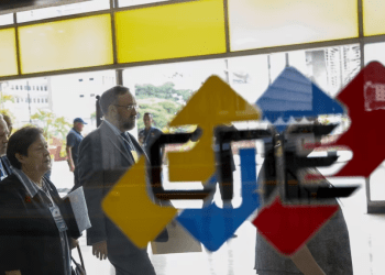 Miembros de la Comisión Nacional de Primaria momentos antes de una reunión con la directiva del Consejo Nacional Electoral de Venezuela.