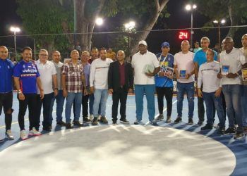 Baloncesto: Jugadores recibieron reconocimiento durante inauguración de la 1ra Copa Héroes de Portland