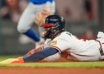 El venezolano Ronald Acuña se roba la segunda base en el octavo inning del encuentro contra los Cachorros de Chicago, en Atlanta, Estados Unidos, este miércoles.