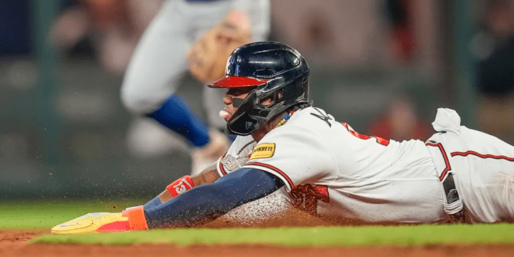 El venezolano Ronald Acuña se roba la segunda base en el octavo inning del encuentro contra los Cachorros de Chicago, en Atlanta, Estados Unidos, este miércoles.