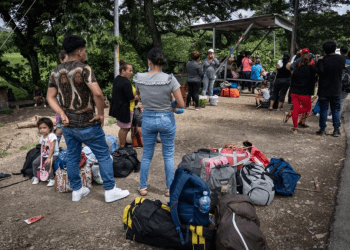 Migrantes nicaragüenses en territorio de Costa Rica esperando transporte público para trasladarse a San José. [Foto: Óscar Navarrete, La Prensa / VOA]