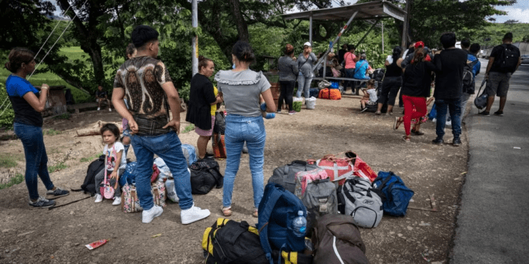 Migrantes nicaragüenses en territorio de Costa Rica esperando transporte público para trasladarse a San José. [Foto: Óscar Navarrete, La Prensa / VOA]