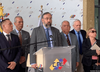 Jesús María Casal, presidente de la Comisión Nacional de Primaria, declara junto al presidente del CNE, Elvis Amoroso, a su derecha, tras acordar una comisión mixta para tratar el apoyo técnico del organismo comicial para la votación de octubre.