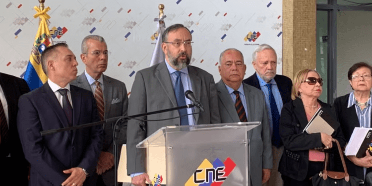 Jesús María Casal, presidente de la Comisión Nacional de Primaria, declara junto al presidente del CNE, Elvis Amoroso, a su derecha, tras acordar una comisión mixta para tratar el apoyo técnico del organismo comicial para la votación de octubre.