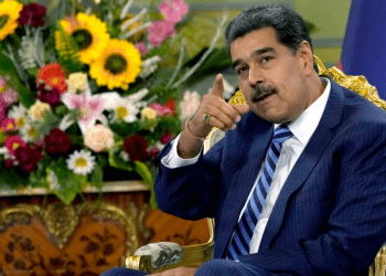 En fotografía de archivo, tomada el 16 de agosto de 2023, el presidente venezolano Nicolás Maduro hace un gesto mientras recibe al nuevo embajador de Colombia en Caracas, en el Palacio de Miraflores. El mandatario rechazó la postura de Estados Unidos sobre Guyana.