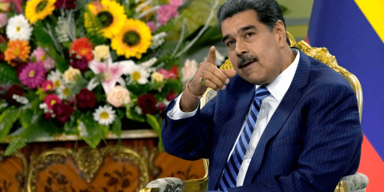 En fotografía de archivo, tomada el 16 de agosto de 2023, el presidente venezolano Nicolás Maduro hace un gesto mientras recibe al nuevo embajador de Colombia en Caracas, en el Palacio de Miraflores. El mandatario rechazó la postura de Estados Unidos sobre Guyana.