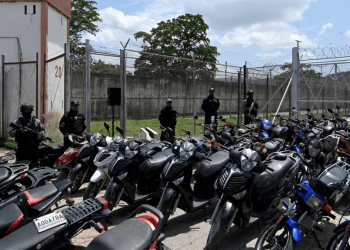 Motocicletas confiscadas dentro de la cárcel venezolana de Tocorón son exhibidas durante una conferencia de prensa ofrecida este jueves 21 de septiembre de 2023 por parte de las autoridades tras su intervención, en el estado Aragua