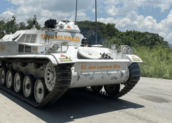 Un vehículo blindado del ejército venezolano se moviliza en las inmediaciones de la cárcel de Tocorón, intervenida este miércoles por el gobierno para desmantelar a la delincuencia organizada en esa instalación.