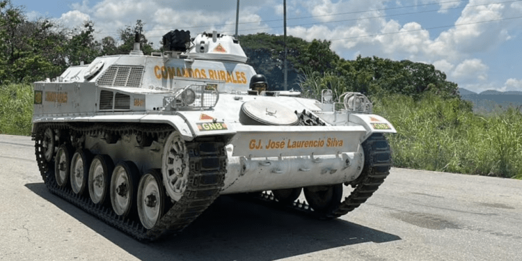 Un vehículo blindado del ejército venezolano se moviliza en las inmediaciones de la cárcel de Tocorón, intervenida este miércoles por el gobierno para desmantelar a la delincuencia organizada en esa instalación.
