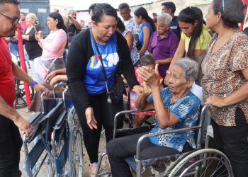 Carabobo: Alcalde Fuenmayor entregó en Valencia, ayudas sociales solicitadas a través de la Ven App