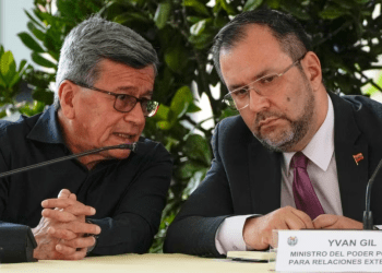 Pablo Beltran, del ELN, y el canciller venezolano Yván Gil conversan en una reunión en Caracas, el 4 de septiembre pasado. Gil llegó a Nueva York este lunes para participar en la Asamblea General 78 de las Naciones Unidas.