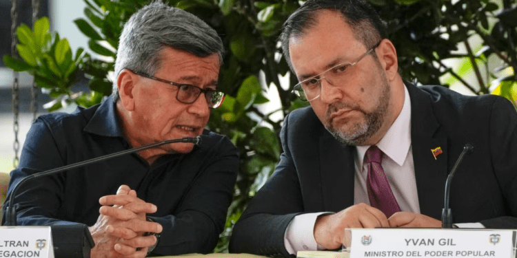 Pablo Beltran, del ELN, y el canciller venezolano Yván Gil conversan en una reunión en Caracas, el 4 de septiembre pasado. Gil llegó a Nueva York este lunes para participar en la Asamblea General 78 de las Naciones Unidas.